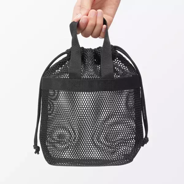 【無印良品】バズリ中のメッシュ巾着、ショルダーバッグにするカスタムが人気。