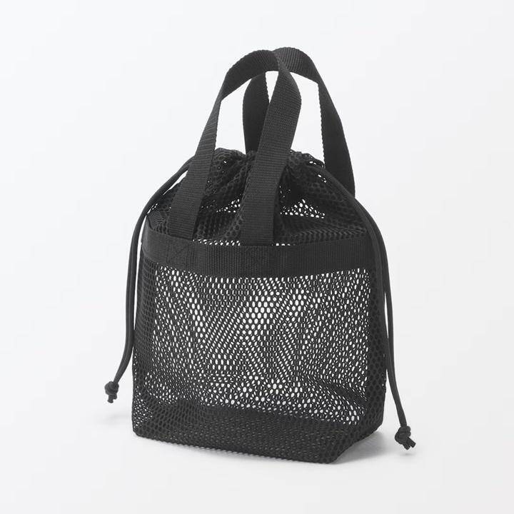 【無印良品】バズリ中のメッシュ巾着、ショルダーバッグにするカスタムが人気。