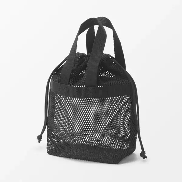 「【無印良品】バズリ中のメッシュ巾着、ショルダーバッグにするカスタムが人気。」の画像