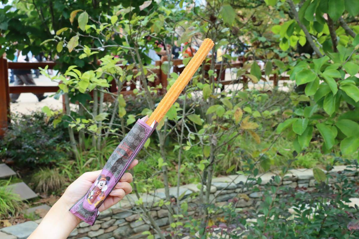 【ディズニー・ハロウィーン】食べ歩きに最適「チュロス」や食感楽しいドリンク、ボリュームたっぷりメニューまで。注目5品をピックアップ《編集部レポ》