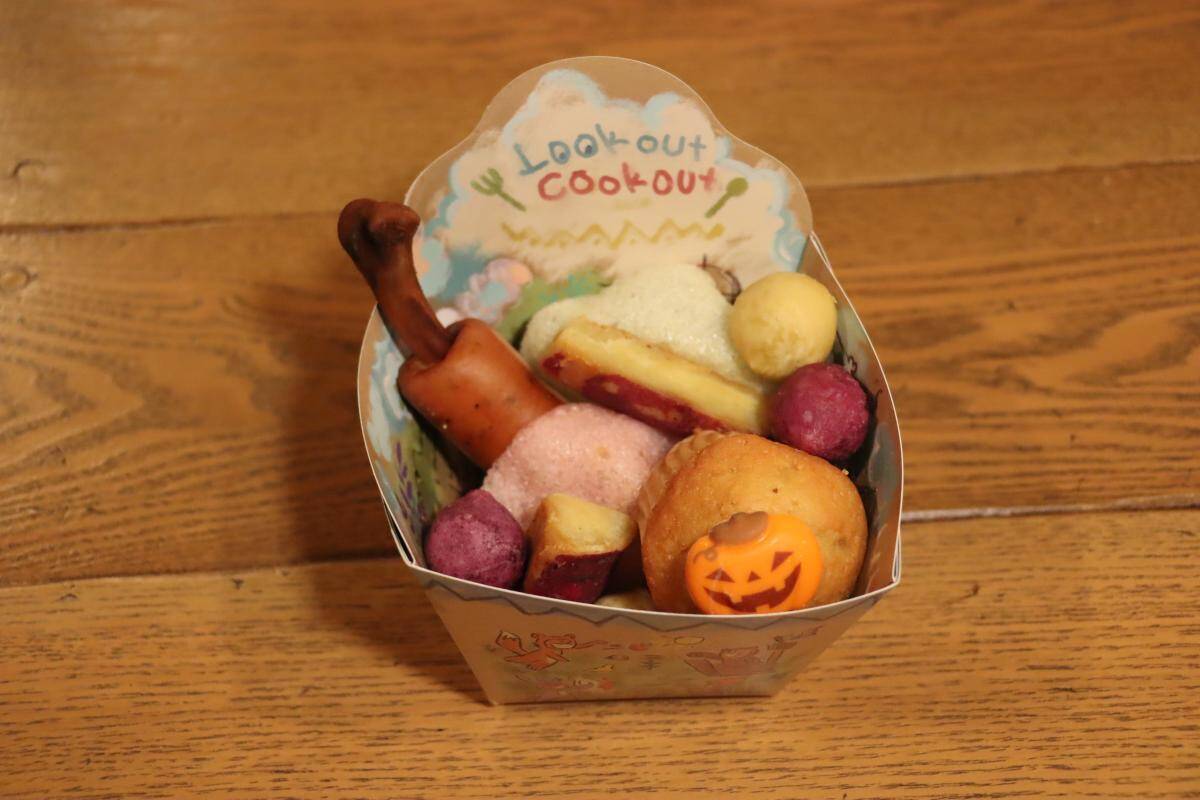 【ディズニー・ハロウィーン】食べ歩きに最適「チュロス」や食感楽しいドリンク、ボリュームたっぷりメニューまで。注目5品をピックアップ《編集部レポ》