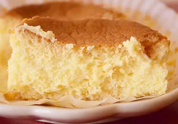 「コンビニ「チーズケーキ」食べ比べ！セブン・ローソン・ファミマで味わいの方向性に違いを発見《実食レポ》」の画像