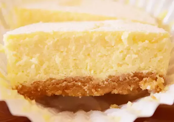 「コンビニ「チーズケーキ」食べ比べ！セブン・ローソン・ファミマで味わいの方向性に違いを発見《実食レポ》」の画像