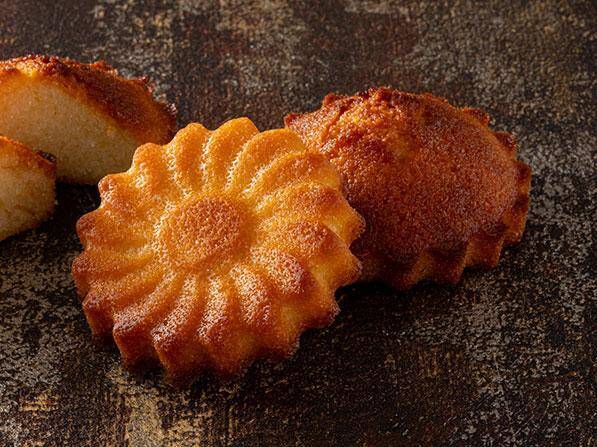 3月の「FLOの日」は"苺ぎっしりタルト"が登場♡定番人気スイーツやデリもお得に。