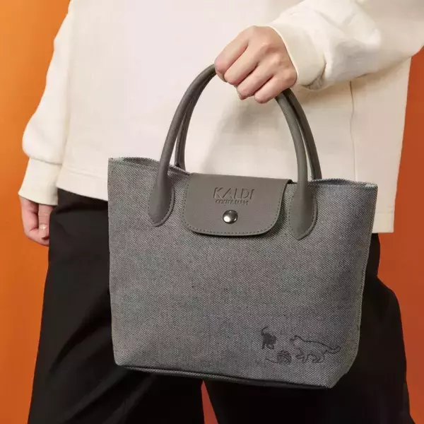 「カルディで毎年大人気の「ネコの日バッグ」事前抽選申込みがスタート。2026年はダンガリー調生地の大人デザイン♡」の画像