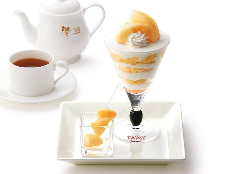 桃好き必見！タカノフルーツパーラーで、丸ごと桃スイーツやパフェ、サンドなど桃づくしの限定メニューが登場中♡
