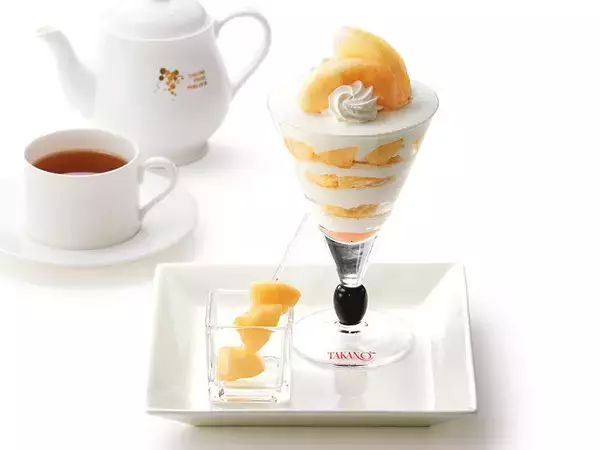 「桃好き必見！タカノフルーツパーラーで、丸ごと桃スイーツやパフェ、サンドなど桃づくしの限定メニューが登場中♡」の画像