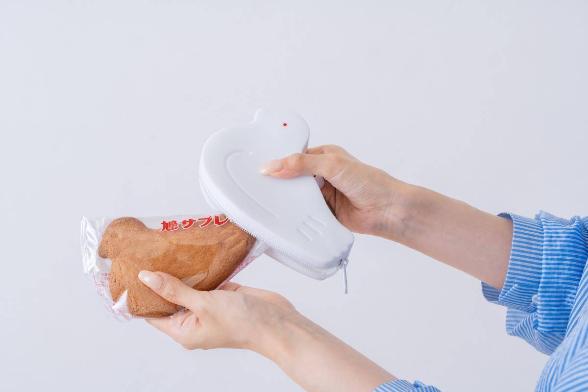 豊島屋「鳩サブレー」モチーフのシリコンポーチがかわいすぎる♡8月10日の"鳩の日"発売。