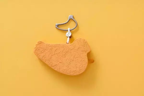 「豊島屋「鳩サブレー」モチーフのシリコンポーチがかわいすぎる♡8月10日の"鳩の日"発売。」の画像