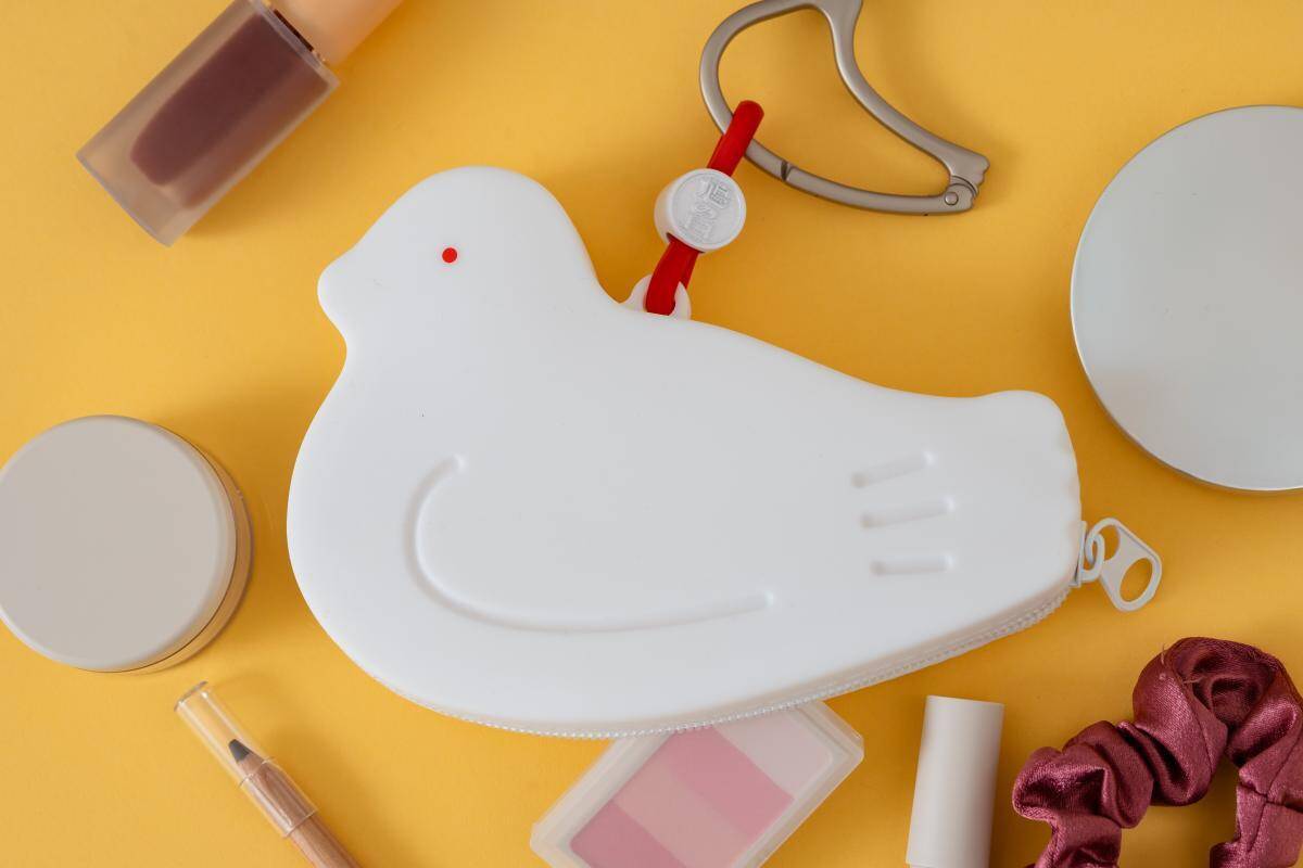 豊島屋「鳩サブレー」モチーフのシリコンポーチがかわいすぎる♡8月10日の"鳩の日"発売。