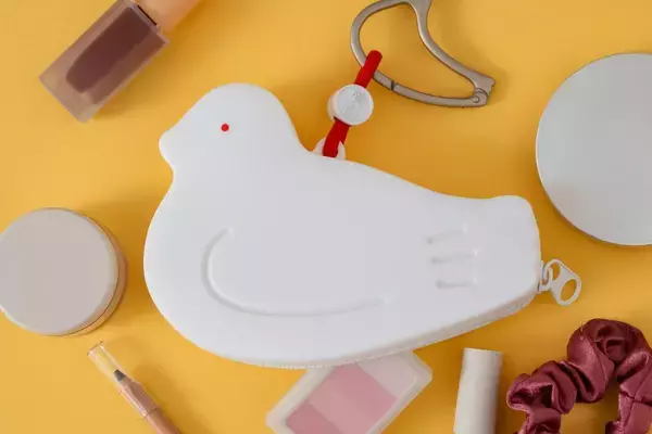 「豊島屋「鳩サブレー」モチーフのシリコンポーチがかわいすぎる♡8月10日の"鳩の日"発売。」の画像