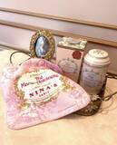 「缶もタオルも可愛い...！紅茶ブランド「ニナス」、8月はマリー・アントワネットのミニタオルがもらえるよ。」の画像2