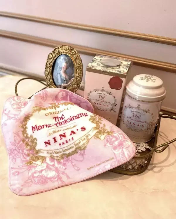 「缶もタオルも可愛い...！紅茶ブランド「ニナス」、8月はマリー・アントワネットのミニタオルがもらえるよ。」の画像