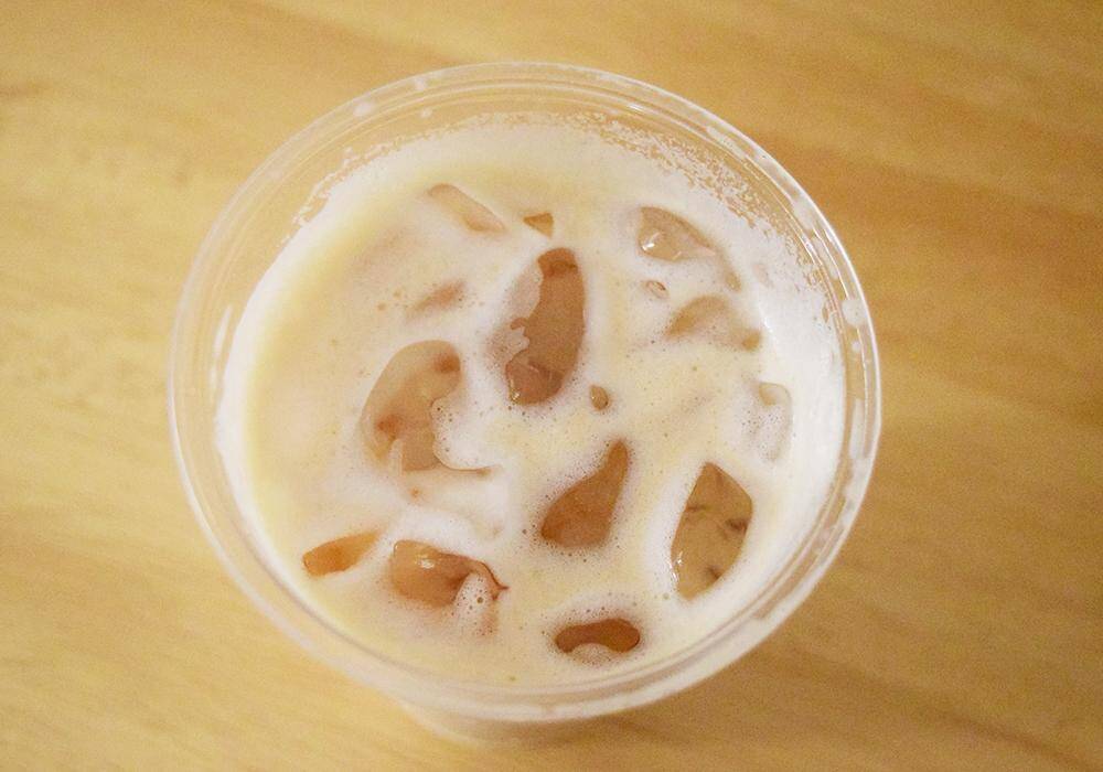 コンビニ「アイスカフェラテ」飲み比べ！ファミマ・ローソン・セブンで味わいの違いを調査。味のバランスが良いのは...。