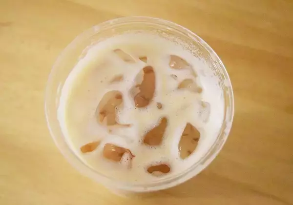 「コンビニ「アイスカフェラテ」飲み比べ！ファミマ・ローソン・セブンで味わいの違いを調査。味のバランスが良いのは...。」の画像