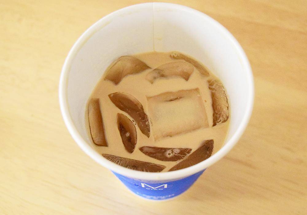 コンビニ「アイスカフェラテ」飲み比べ！ファミマ・ローソン・セブンで味わいの違いを調査。味のバランスが良いのは...。