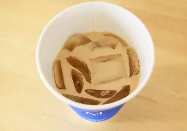 「コンビニ「アイスカフェラテ」飲み比べ！ファミマ・ローソン・セブンで味わいの違いを調査。味のバランスが良いのは...。」の画像