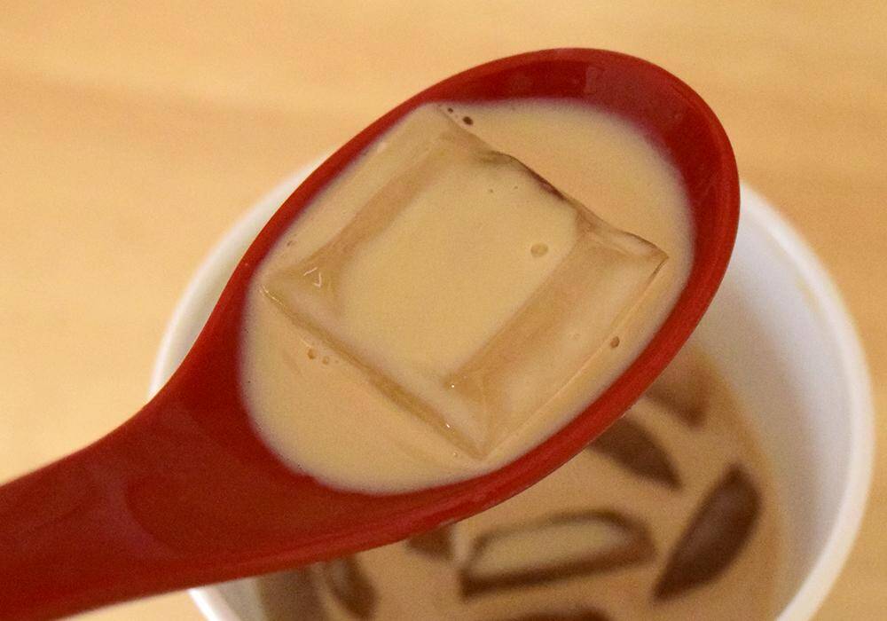 コンビニ「アイスカフェラテ」飲み比べ！ファミマ・ローソン・セブンで味わいの違いを調査。味のバランスが良いのは...。