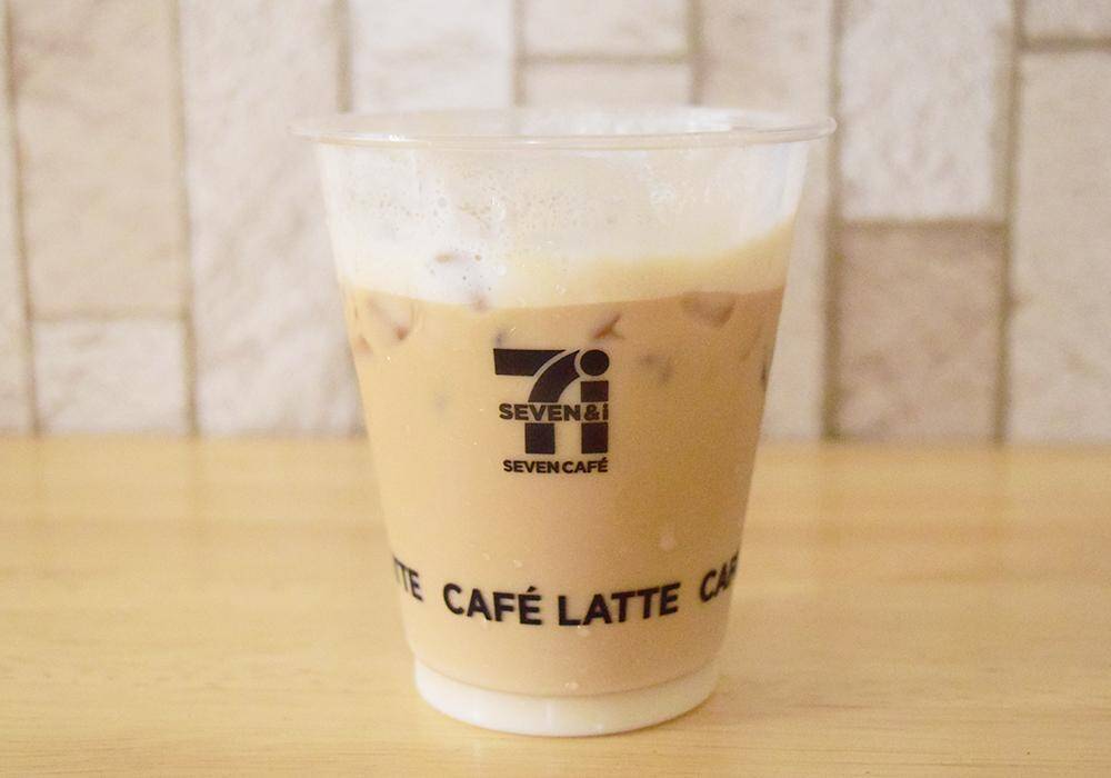 コンビニ「アイスカフェラテ」飲み比べ！ファミマ・ローソン・セブンで味わいの違いを調査。味のバランスが良いのは...。