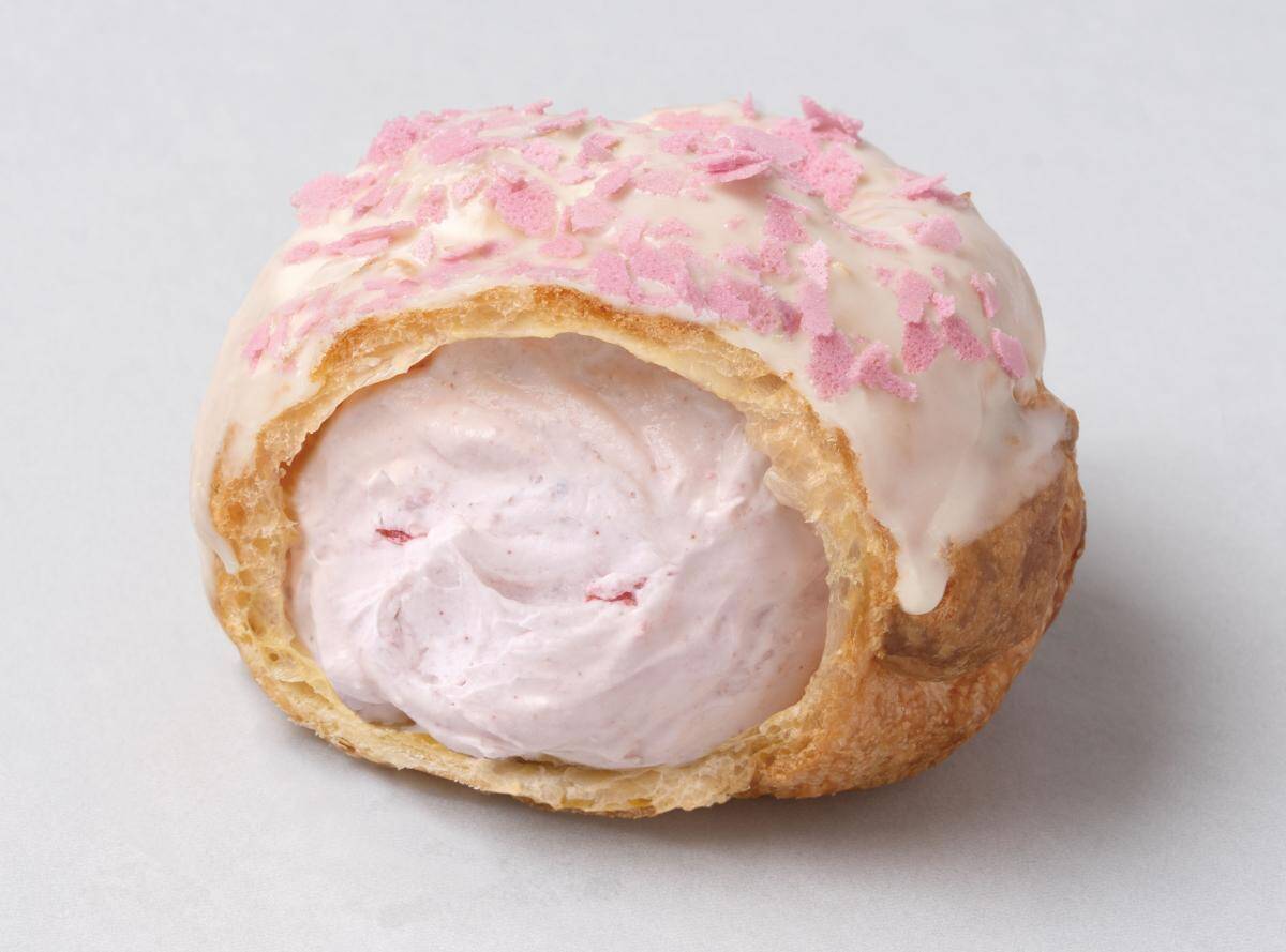 ビアードパパから春にぴったりの「苺ホワイトチョコシュー」が出たよ♡ザクザク食感の「クッキーアンドクリームシュー」も見逃せない。