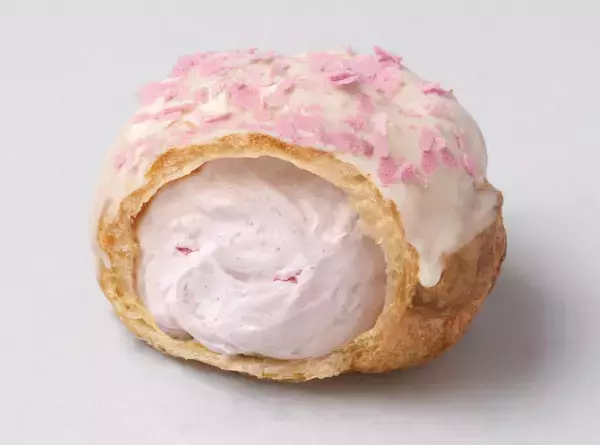 「ビアードパパから春にぴったりの「苺ホワイトチョコシュー」が出たよ♡ザクザク食感の「クッキーアンドクリームシュー」も見逃せない。」の画像