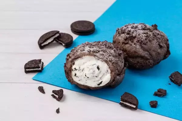 「ビアードパパから春にぴったりの「苺ホワイトチョコシュー」が出たよ♡ザクザク食感の「クッキーアンドクリームシュー」も見逃せない。」の画像