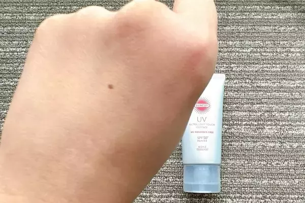 「サンカットの新作UVが想像以上の塗り心地！"日やけ止めを塗っている感"なしの「無重力感UVエッセンス」に驚き《編集部レポ》」の画像