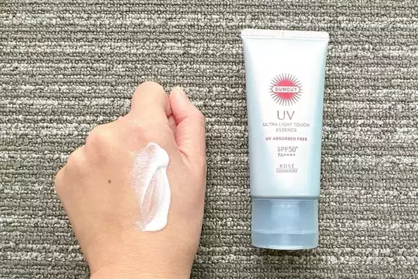 「サンカットの新作UVが想像以上の塗り心地！"日やけ止めを塗っている感"なしの「無重力感UVエッセンス」に驚き《編集部レポ》」の画像