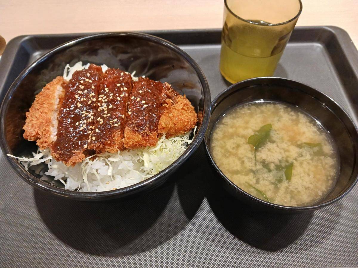 【松のや】500円の「味噌ロースかつ丼」を実食レビュー。クーポン使える今がお得。