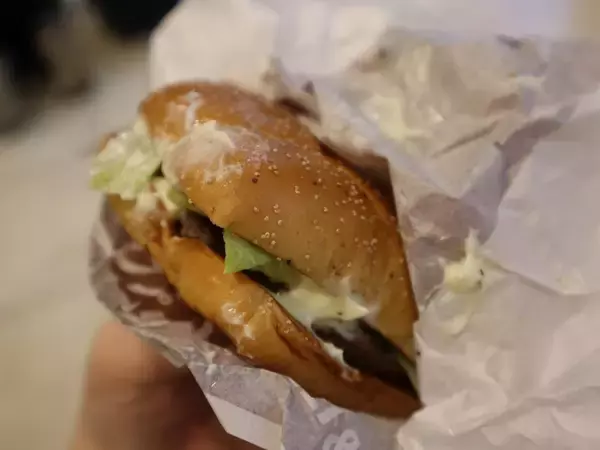 「【発売前試食レポ】気分はニューヨーク！マックの新作バーガー3種食べてみた。」の画像