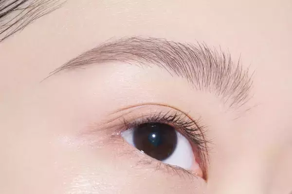 「デジャヴュの人気眉マスカラ「シアーカラーブロウ」から初の限定色登場♡甘さ控えめの"くすみピンク"で洒落感アップ」の画像
