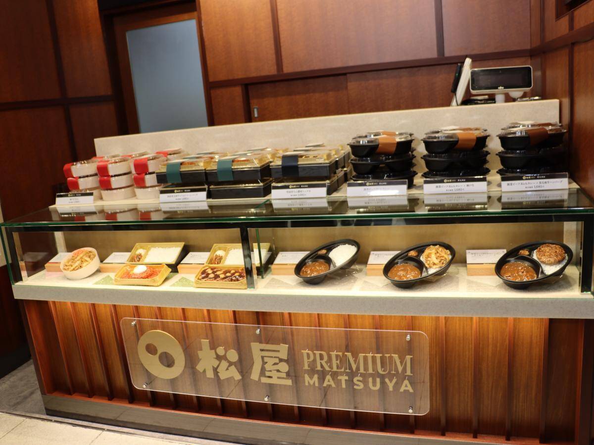 人気メニューも高級仕様に！ 松屋銀座に「松屋PREMIUM」がオープン。「神戸牛牛めし」など1000円台の弁当がずらり《実食レビューあり》
