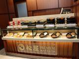 「人気メニューも高級仕様に！ 松屋銀座に「松屋PREMIUM」がオープン。「神戸牛牛めし」など1000円台の弁当がずらり《実食レビューあり》」の画像2