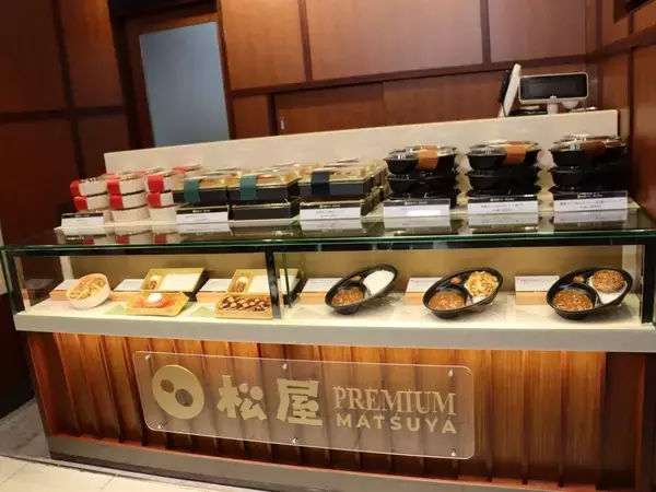 「人気メニューも高級仕様に！ 松屋銀座に「松屋PREMIUM」がオープン。「神戸牛牛めし」など1000円台の弁当がずらり《実食レビューあり》」の画像