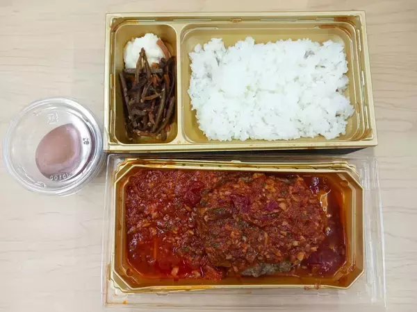 「人気メニューも高級仕様に！ 松屋銀座に「松屋PREMIUM」がオープン。「神戸牛牛めし」など1000円台の弁当がずらり《実食レビューあり》」の画像