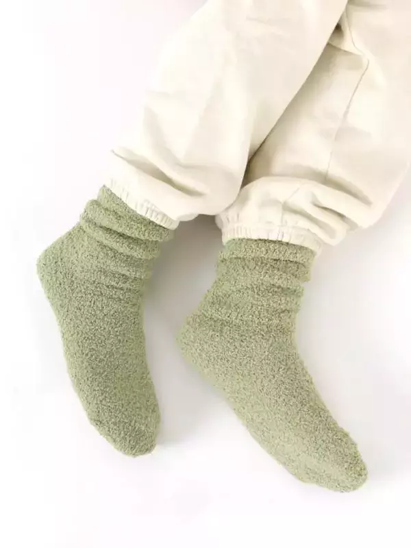 「【靴下屋】冬物あったかアイテムが50％オフ！もこもこソックスや高機能はらまきなどがお買い得。」の画像