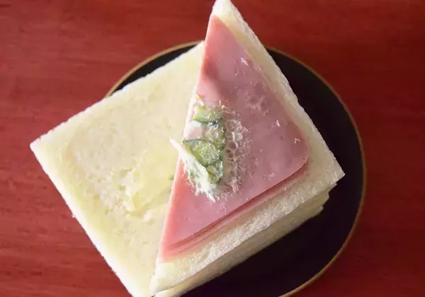 「コンビニの「ハムサンド」食べ比べ！ハムの味わいをしっかり堪能できるのはどれ？《実食レビュー》」の画像