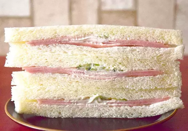 「コンビニの「ハムサンド」食べ比べ！ハムの味わいをしっかり堪能できるのはどれ？《実食レビュー》」の画像