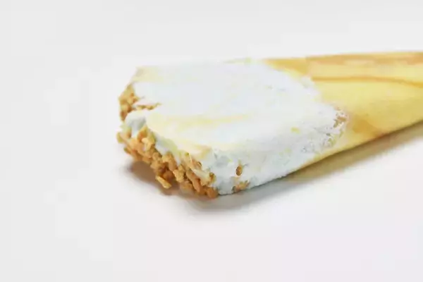 「「絶対買い溜めする」セブン×ピケカフェの"青いクレープ"が再登場！淡いブルーがゆめかわ♡」の画像