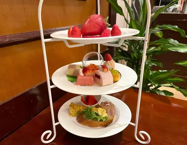 「苺＆お茶を3時間たっぷり満喫♡都内ホテルで味わえる最強コスパのアフタヌーンティーに春到来《編集部レビュー》」の画像