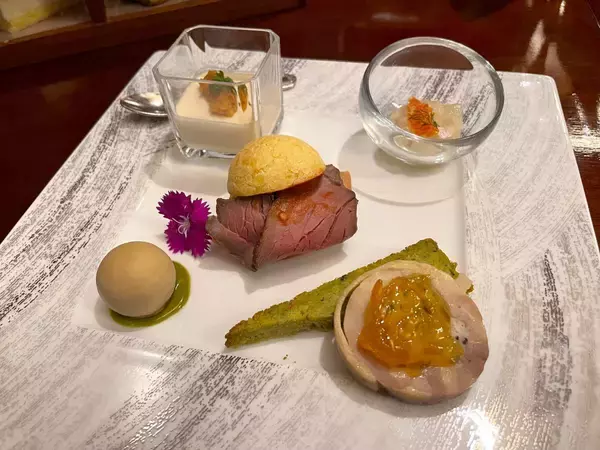 「苺＆お茶を3時間たっぷり満喫♡都内ホテルで味わえる最強コスパのアフタヌーンティーに春到来《編集部レビュー》」の画像