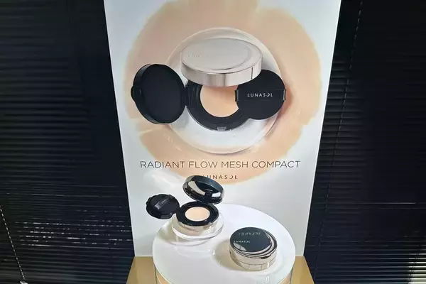 「【ルナソル】簡単なのに"透明感のある肌"に仕上がる新作ファンデが優秀すぎた。メイクの土台を見直すチャンスかも《編集部レポ》」の画像