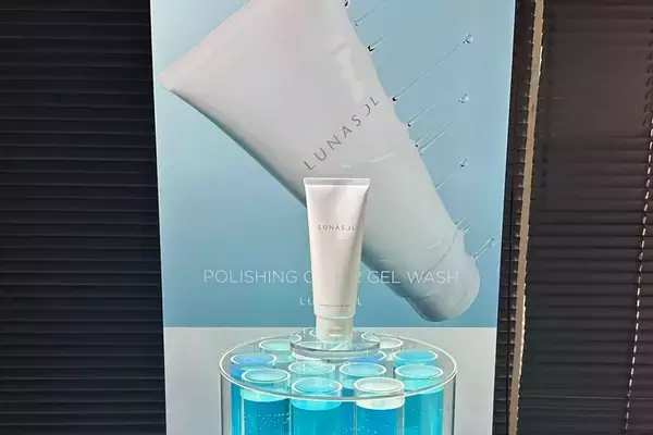 「【ルナソル】簡単なのに"透明感のある肌"に仕上がる新作ファンデが優秀すぎた。メイクの土台を見直すチャンスかも《編集部レポ》」の画像