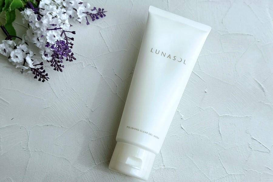 【ルナソル】簡単なのに"透明感のある肌"に仕上がる新作ファンデが優秀すぎた。メイクの土台を見直すチャンスかも《編集部レポ》