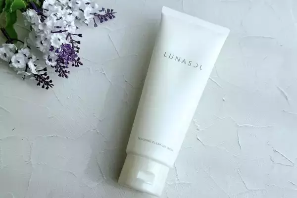 「【ルナソル】簡単なのに"透明感のある肌"に仕上がる新作ファンデが優秀すぎた。メイクの土台を見直すチャンスかも《編集部レポ》」の画像