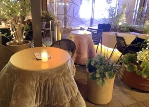 新丸ビルのテラスが"こたつ席"に変身！ホットドリンク無料＆はんてん貸し出しも《12月14日まで》