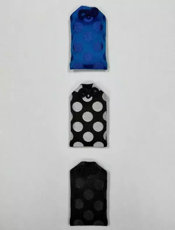 「コンプしたくなる」と話題の"通称ギャルソンお守り"、早くも再び全色欠品。公式SNSは入荷の予定があることを発表。