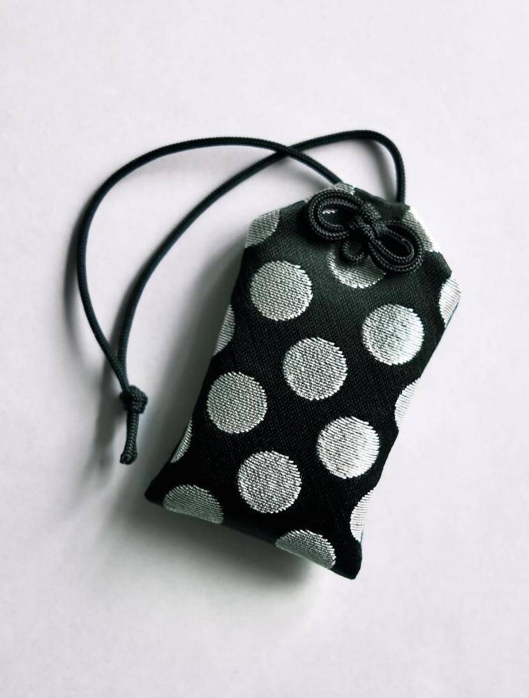 「コンプしたくなる」と話題の"通称ギャルソンお守り"、早くも再び全色欠品。公式SNSは入荷の予定があることを発表。