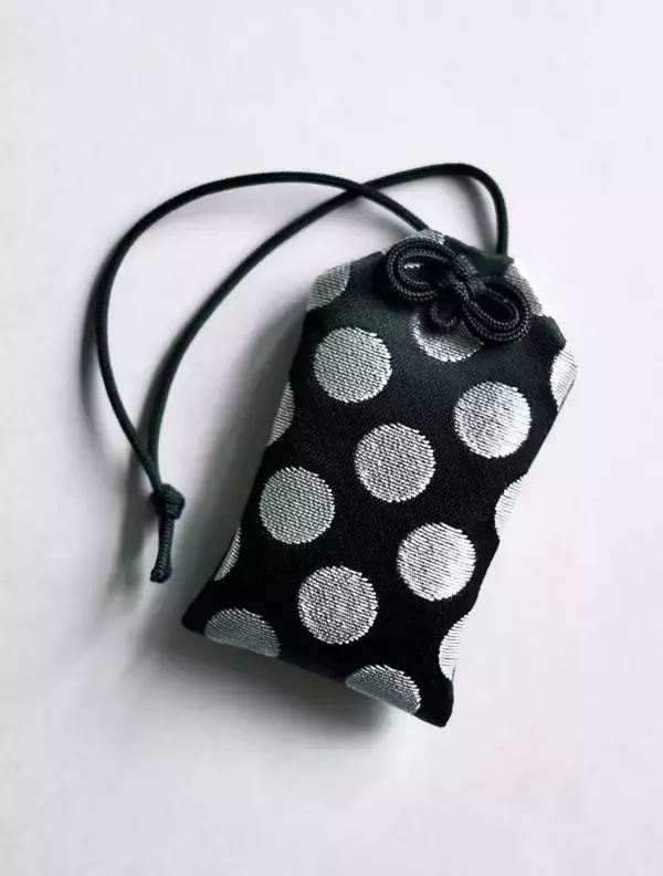 「「コンプしたくなる」と話題の"通称ギャルソンお守り"、早くも再び全色欠品。公式SNSは入荷の予定があることを発表。」の画像