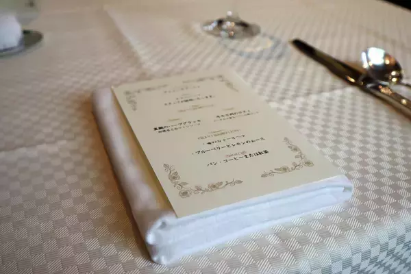 「【都内ホテル】デザートおかわり自由のフレンチコースが3時間半・5000円。貴族気分を味わえる衝撃コスパのランチを発見。《編集部レポ》」の画像
